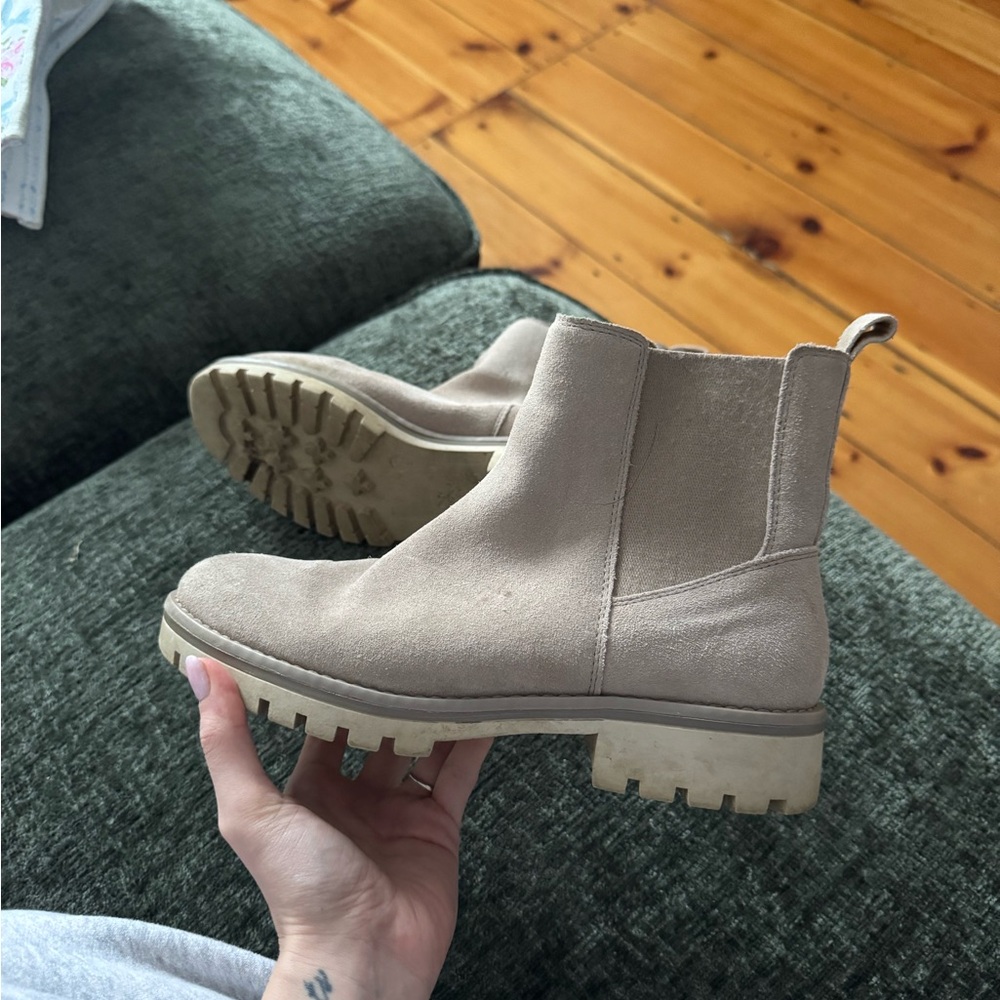 Women's Tan Chelsea Boots